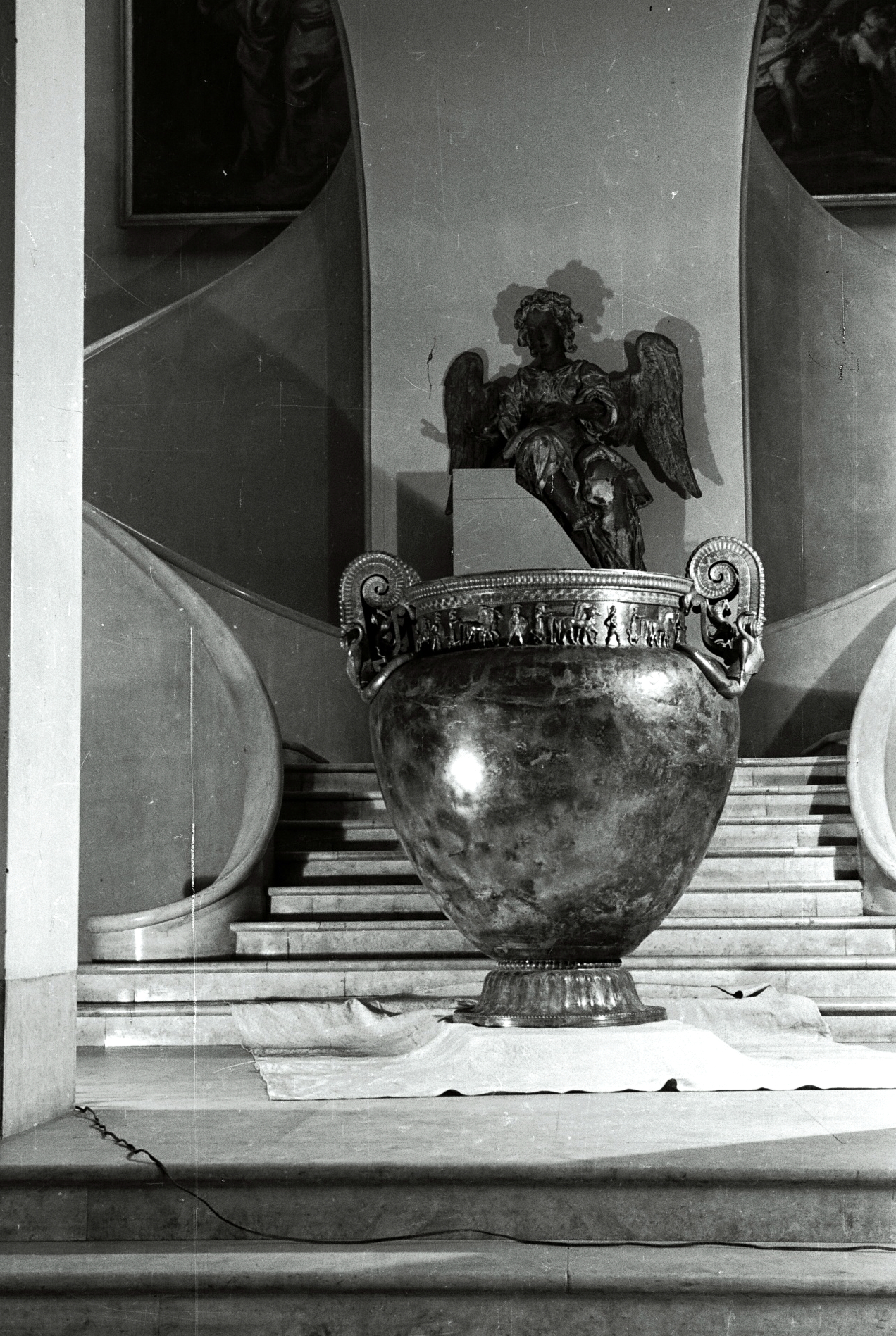 Le vase de Vix restauré, musée des Beaux-Arts de Nancy, 1956 © L.A.M