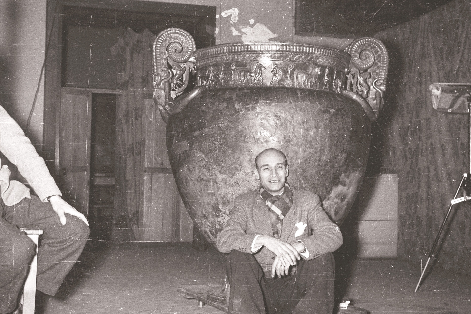Albert France-Lanord, fin de la restauration du vase de Vix, musée des Beaux-Arts de Nancy, 1956 © L.A.M