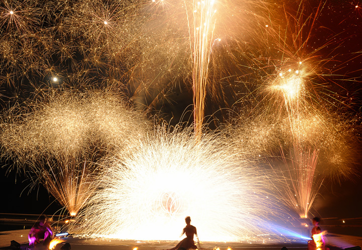 Spectacle feux et lumières, Cie Manda lights © Serge Decoster