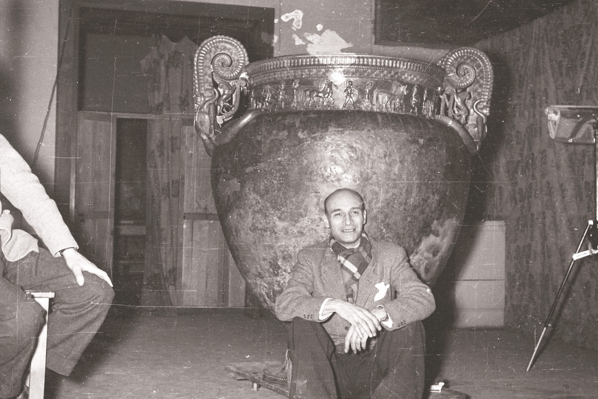 Albert France-Lanord, fin de la restauration du vase de Vix, musée des Beaux-Arts de Nancy, 1956 © L.A.M Albert France-Lanord, fin de la restauration du vase de Vix, musée des Beaux-Arts de Nancy, 1956 © L.A.M